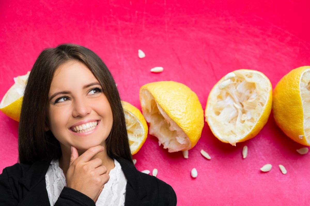 Limoni spremuti e donna con idea